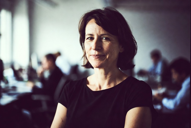 Dirigeante de PME dans ses bureaux