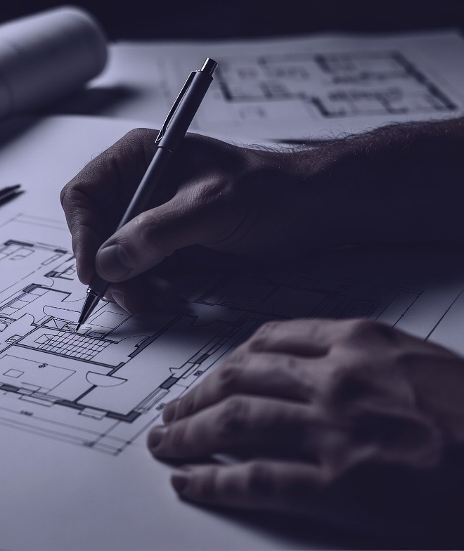 Professionnel de l’immobilier au travail sur un plan